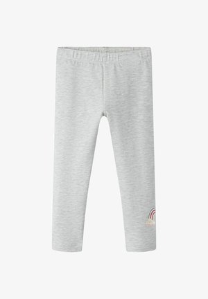 Leggings infantiles de color gris claro con cintura elástica y un pequeño diseño de arcoíris pastel y nube cerca de la parte inferior de la pierna derecha.
