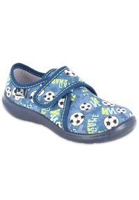Blauwe stoffen schoen met een patroon van een voetbal en groene tekst. Klittenbandsluiting en rubberen zool, ontworpen voor comfort en gemakkelijk aan- en uittrekken.