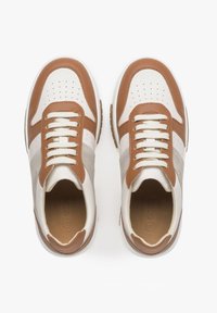 Białe i brązowe skórzane sneakersy o teksturowanej surface, okrągłym nosku, perforowanych akcentach oraz beżowych zamszowych bocznych panelach. Białe sznurowadła i środkowa część podeszwy.