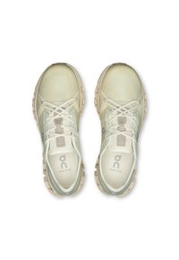 Zapatillas de correr verde claro con parte superior de malla, cordones en contraste y suela acolchada. Presenta el logo de la marca y un diseño minimalista.