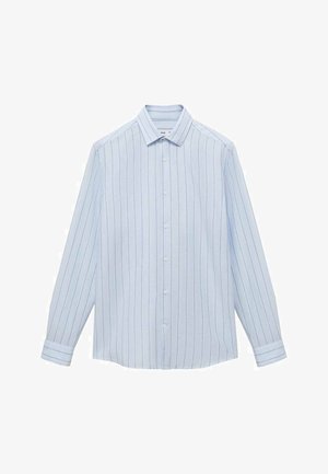Světle modrá košile s dlouhým rukávem, vertikální bílé pruhy, límec s knoflíky, přední knoflíky a rovný lem. Obsahuje manžety s knoflíkovým zapínáním.