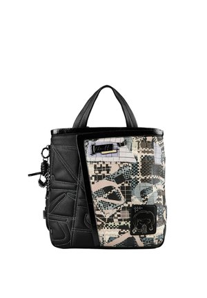 Piccola borsa nera con due manici, pelle cucita geometricamente su un lato e tessuto con motivo astratto sul davanti.