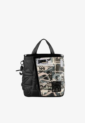 Kleine schwarze Handtasche mit zwei Griffen, geometrisch gestepptem Leder auf einer Seite und gemustertem Stoff mit abstraktem Design auf der Vorderseite.