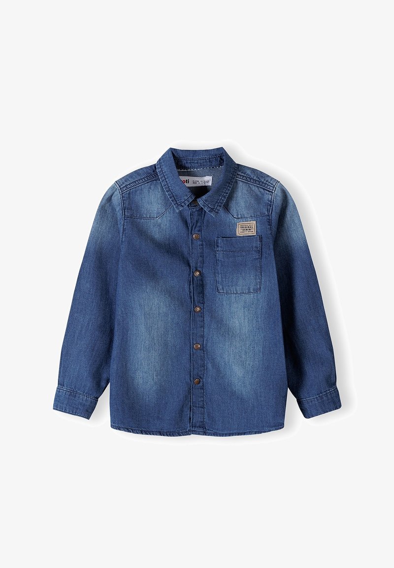 Camicia di jeans con colletto, maniche lunghe, tasca frontale, colore blu slavato e una piccola etichetta sulla tasca del petto.