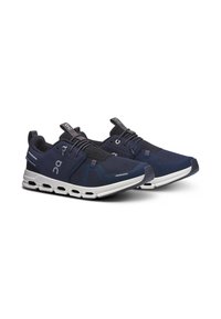 Chaussures de sport pour hommes en tissu bleu foncé avec un filet texturé, légères, dotées d'une semelle blanche et de lacets élastiques pour un maintien sécurisé.