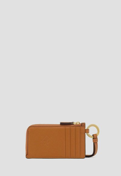 Porte-cartes en cuir marron avec quatre emplacements pour cartes, un compartiment à pièces zippé et un porte-clés doré attaché par une lanière en cuir.