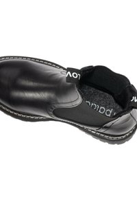 Scarpa nera in pelle con pannelli laterali elasticizzati, interno grigio testurizzato e cuciture bianche a contrasto lungo la suola e il bordo superiore.