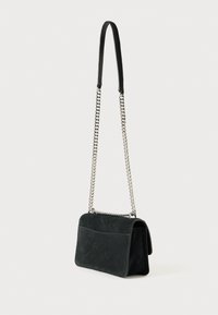 Bolso de ante negro con correa de cadena, de forma rectangular, bolsillo frontal plano y textura suave. Diseño minimalista sin herrajes visibles.
