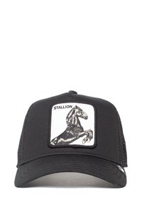 Gorra de camionero negra con un parche blanco que presenta un diseño de caballo bordado detallado y la palabra "STALLION" encima.