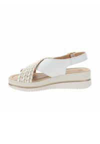 Sandal bianco con cinturini intrecciati, suola imbottita e cinturino posteriore. Presenta una piattaforma beige texturizzata con un accento dorato lungo il bordo.