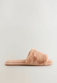 Faux fur tofflor med öppen tå i ljusbrun färg, med mjukt texturerat ovansidan och enkel platt sula. Har ett litet dekorelement på ovansidan.
