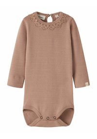 Body de bebé de manga larga en rosa suave, con un diseño texturizado, ribete de encaje en el cuello y cierres a presión en la parte inferior.