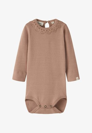 Långärmad babybody i mjuk rosa färg, med ett strukturerat mönster, spetskant vid kragen och tryckknappar i botten.