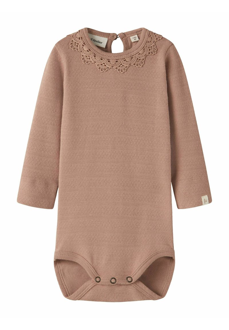Body de bebé de manga larga en rosa suave, con un diseño texturizado, ribete de encaje en el cuello y cierres a presión en la parte inferior.