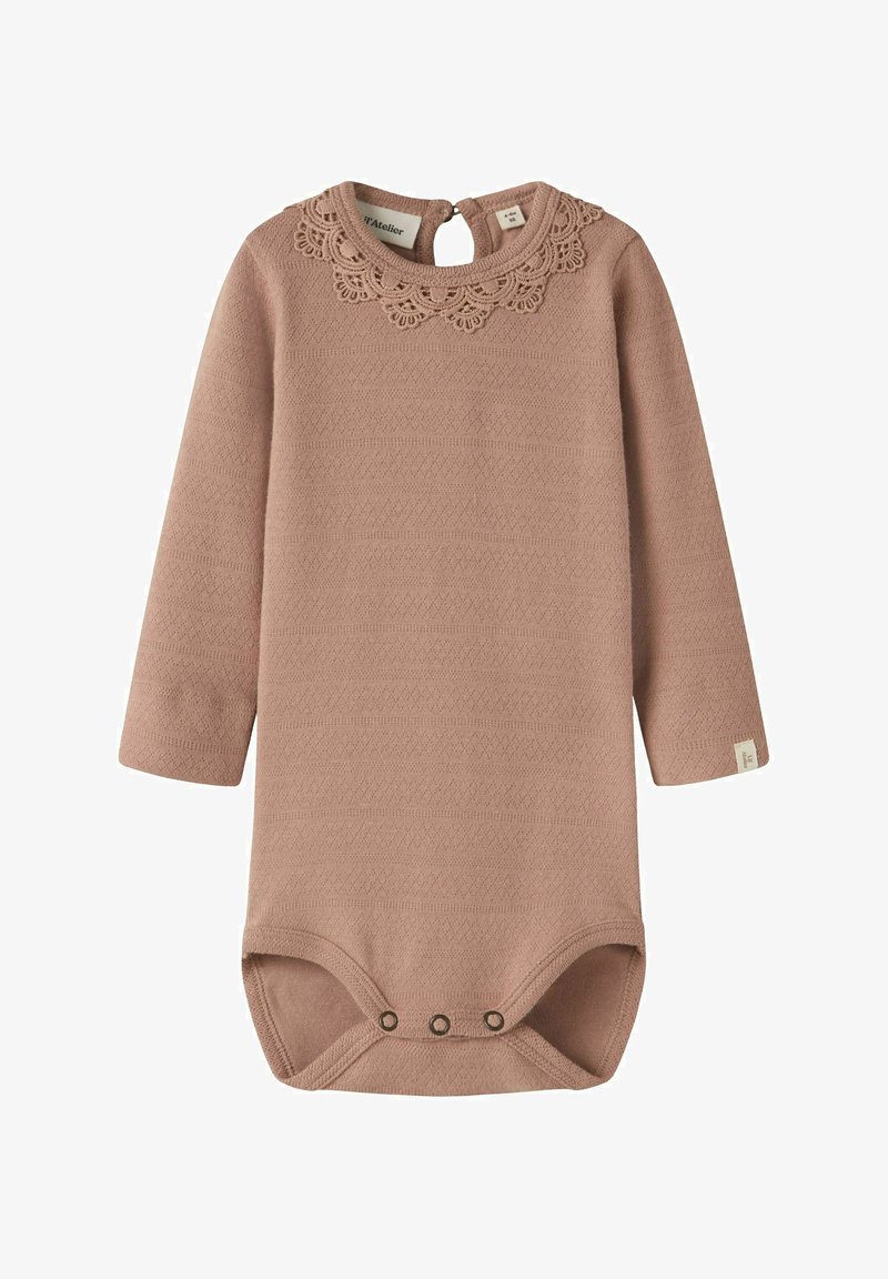 Body de bebé de manga larga en rosa suave, con un diseño texturizado, ribete de encaje en el cuello y cierres a presión en la parte inferior.