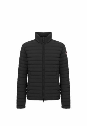 Jachetă puf Hârtie neagră cu un design quilted orizontal, guler înalt și fermoar frontal. Include o eticheta cu logo pe mâneca stângă.