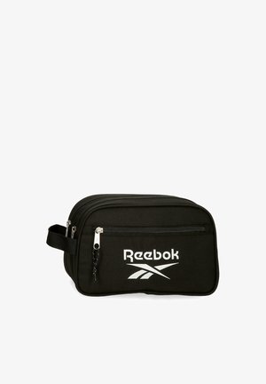 Neceser negro de Reebok con bolsillo frontal con cremallera, compartimento principal con cremallera, asa de tela y logo blanco en el panel frontal.