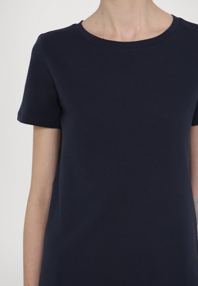 T-shirt à manches courtes bleu marine avec un col rond, fabriqué en coton doux, présentant une texture lisse et un design simple. Pas de motifs ni d'accents visibles.