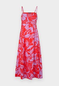 Une robe rouge vif avec de fines bretelles, ornée d'un motif floral en rose et violet. La robe descend jusqu'à une longueur mi-mollet.