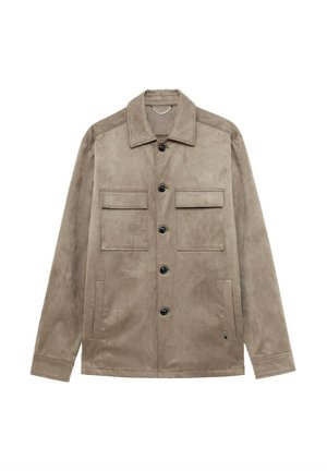 Giacca beige in camoscio con chiusura a bottoni, due tasche a toppa sul petto, due tasche laterali, colletto classico e maniche lunghe.