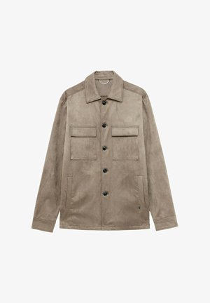 Giacca beige in camoscio con chiusura a bottoni, due tasche a toppa sul petto, due tasche laterali, colletto classico e maniche lunghe.