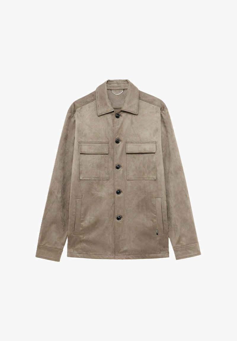 Giacca beige in camoscio con chiusura a bottoni, due tasche a toppa sul petto, due tasche laterali, colletto classico e maniche lunghe.