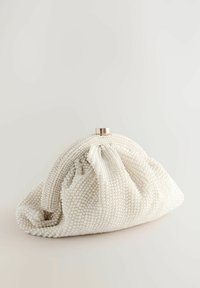 Valkoinen helmillä varustettu clutch-laukku, jossa on rypytetty kangassuunnittelu, pyöreä muoto ja kullanvärinen metallilukko ylhäällä. Sileä pinta.