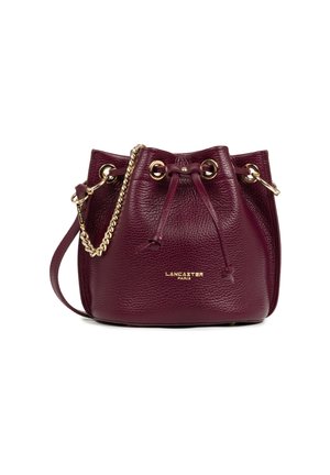 Borsa a secchiello in pelle marrone bordeaux con una finitura texturizzata, occhielli dorati, chiusura con lacci e tracolla in catena intrecciata. Presenta il logo del brand in oro.
