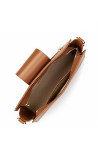 Borsa a tracolla in pelle marrone con una finitura liscia, dotata di interno con cerniera, un compartimento principale e una tasca cilindrica laterale.