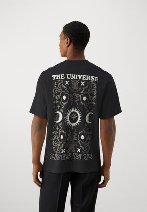 JJLUIS CHARGE OVERSIZE CREW NECK TEE UNISEX - Marškinėliai su spaudiniu - black