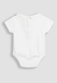 Bodysuit s krátkym rukávom v bielej farbe, s golierom, so zapínaním na cvoky vzadu a hladkou, mäkkou bavlnenou textúrou.