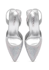 Tacchi slingback argento con punta affusolata, ricoperti di strass, con una foderatura interna metallica e una cintura testurizzata.