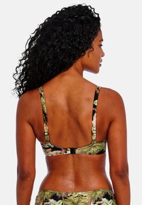 Zwarte bikini met levendige tropische bladenpatronen, verstelbare bandjes en een haaksluiting; heeft een gladde textuur en een gestructureerd ontwerp.
