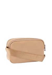 Bež pravokotna torba iz teksturiranega materiala, z zadrgo in širokim tkanim trakom. Opremljena s srebrnkasto kovinsko dodatno opremo.
