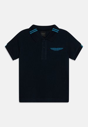 Polo noir à manches courtes avec double rayures bleues sur le col et les manches, patte de boutonnage à deux boutons, et logo Aston Martin bleu sur la poitrine.