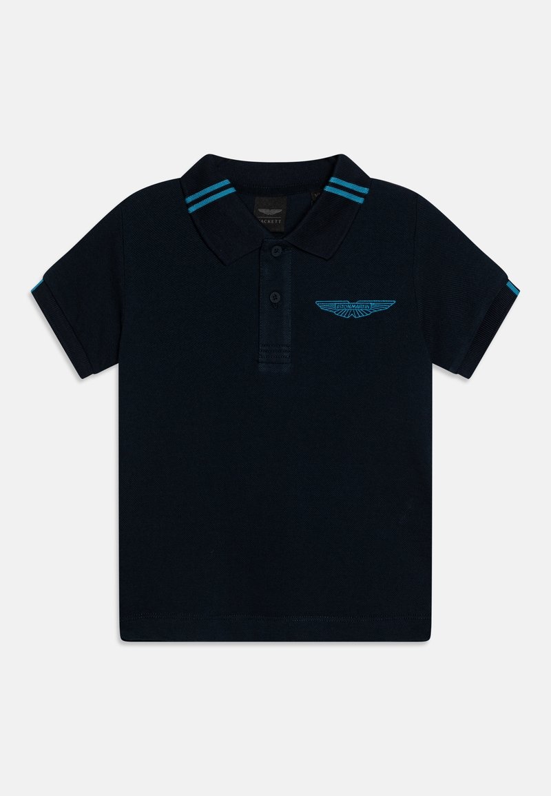 Polo noir à manches courtes avec double rayures bleues sur le col et les manches, patte de boutonnage à deux boutons, et logo Aston Martin bleu sur la poitrine.