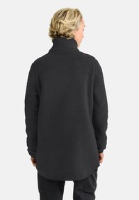 Schwarzer Fleece-Pullover mit hohem Kragen, strukturiertem Obermaterial und lockerer Passform, ausgestattet mit langen Ärmeln und einem leicht abgerundeten Saum.