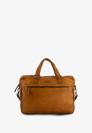 Skórzana torba podróżna w odcieniu jasnobrązowym z podwójnymi uchwytami, odpinanym paskiem na ramię, zamkiem błyskawicznym na górze oraz zewnętrzną kieszenią na zamek. Widoczne logo VENEZIA.