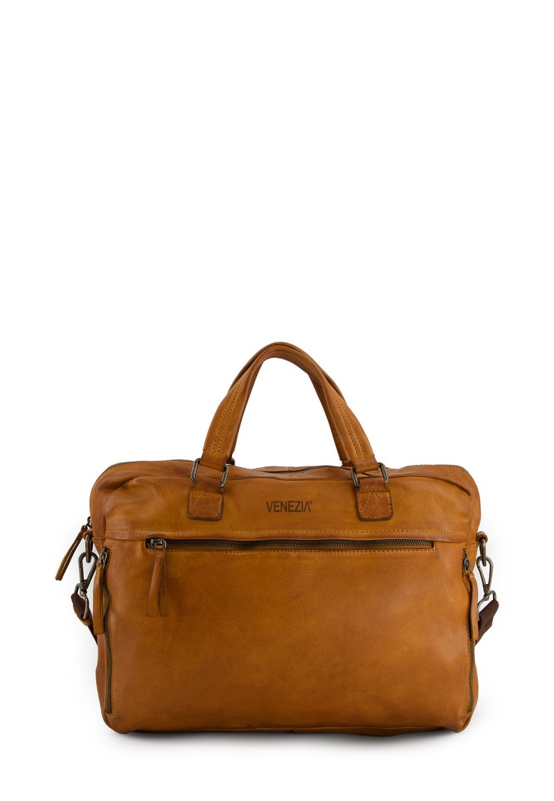 Skórzana torba podróżna w odcieniu jasnobrązowym z podwójnymi uchwytami, odpinanym paskiem na ramię, zamkiem błyskawicznym na górze oraz zewnętrzną kieszenią na zamek. Widoczne logo VENEZIA.