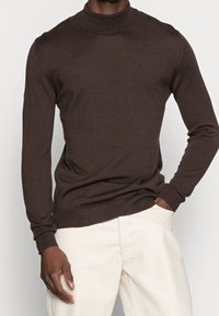 Matinique Stickad tröja - dark brown