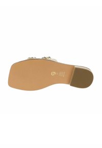 Sandal beige con suola piatta e fondo texturizzato, con accenti decorativi in oro sulla cinghia superiore per un tocco di dettaglio. Taglia 37.