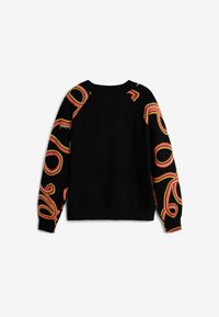 Schwarzer Pullover mit mehrfarbigen wirbelnden Mustern an den Ärmeln, gerippten Bündchen und Saum sowie einem runden Ausschnitt. Weiche Stofftextur.