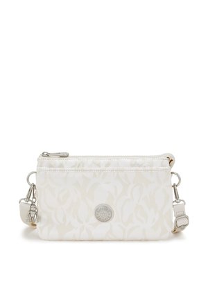 Petit sac bandoulière blanc avec un motif discret de feuilles, poche avant zippée, emblème logo argenté, et bandoulière ajustable avec fermoirs métalliques.