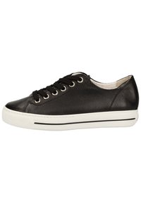 Baskets en cuir noir avec bout rond, six œillets et lacets noirs. Semelle en caoutchouc blanche avec un détail de rayure noire en bas.