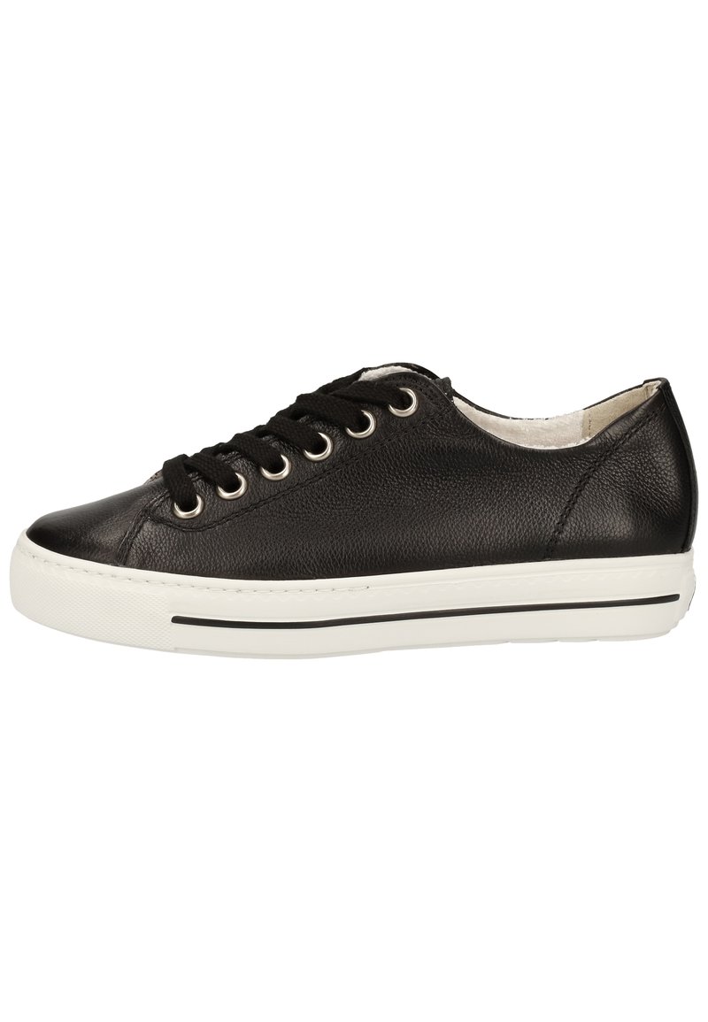 Baskets en cuir noir avec bout rond, six œillets et lacets noirs. Semelle en caoutchouc blanche avec un détail de rayure noire en bas.