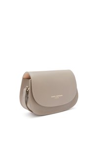 Graue Leder-Umhängetasche mit gekurvtem Klappenverschluss, goldfarbener Hardware und dezentem Branding. Glatte Textur, kompakte Form und minimalistisches Design.