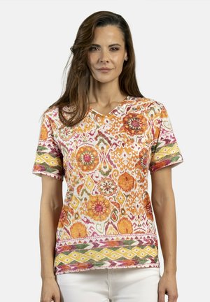 Top de manga corta y escote en V con un patrón floral en tonos naranja, rosa y crema, con acentos en verde y amarillo en el dobladillo y las mangas.