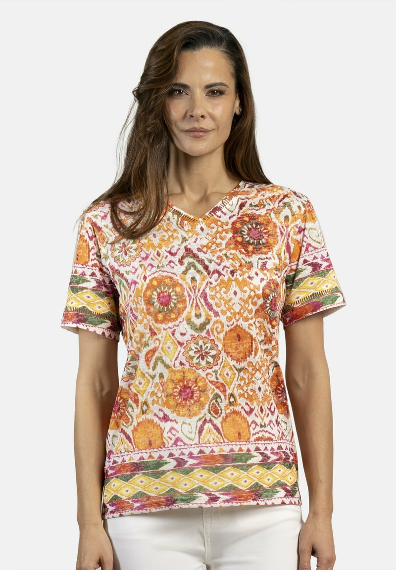 Top de manga corta y escote en V con un patrón floral en tonos naranja, rosa y crema, con acentos en verde y amarillo en el dobladillo y las mangas.