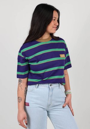 T-shirt violet à manches courtes avec des rayures horizontales vertes et brunes, comportant une petite étiquette sur la poitrine et un col côtelé.