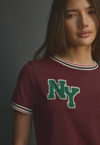Next Triko s potiskem - burgundy red
